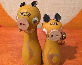 Wood Pig Salt and Pepper Shakers, Magnetic Wood Pig Shakers with Googly Eyes, Retro Kitchen Decor, Made In Japan, Kitschy Kitchen Decor