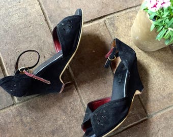 Gorgeous 70s suede platform wedge sandals//Tear drops//size 7.5// All leather made inBrazil