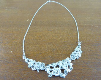 Lovely Vintage Marcasite necklace flowers design in the middle silver tone