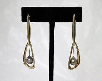 Boucles d'oreille en argent, forme contemporaine et perle de Tahiti - BO006