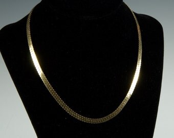 Vintage 70s Classic flat chain goldtone necklace.