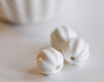 Lot de 5 perles rondes en porcelaine striée blanche
