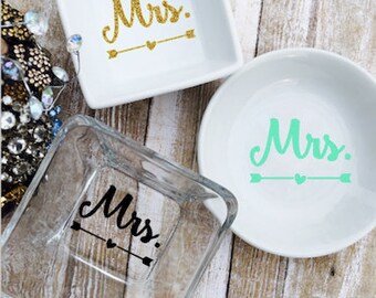 Personalized Engagement Ring Dish - Mrs Ring Dish - Custom Wedding Ring Dish - Ring Holder Dish - Bride Ring Dish - Engagement Ring Holder