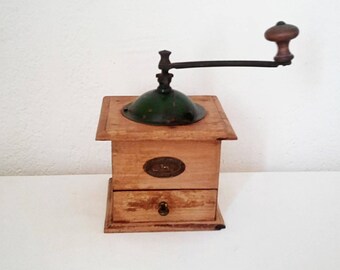 Grinder Peugeot brothers, 1930, wood and Metal, France.