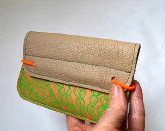 Wallet of natural leather with green screenprint