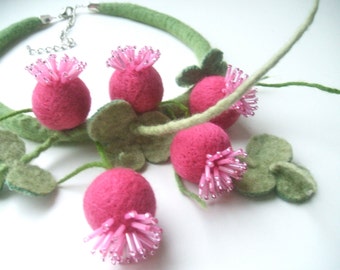 Felt necklace - Clovers- Handmade - Floral accessories - Handmade flowers necklace -Wool accessories