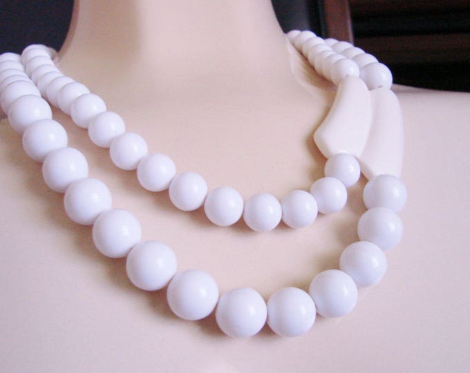 Vintage White Lucite Modernist Bead Necklace / 1980s Jewelry / Vintage Jewelry