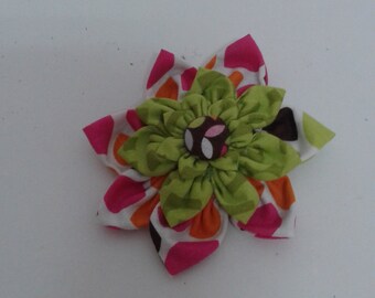 Carried out with the technical Kanzashi fabric brooch