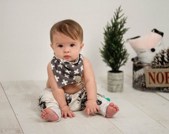 Bavoir bandana croix suisse gris, bavette cadeau nouveau ne naissance/ Grey Swiss Cross baby Bandana bib bibdana Newborn gift