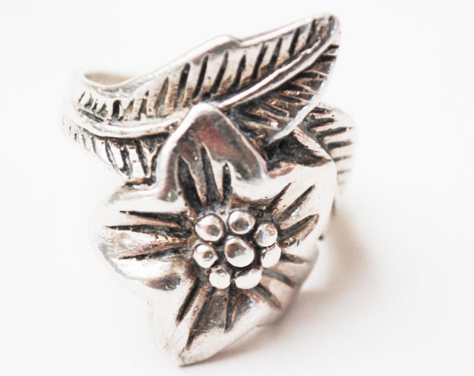 Sterling Flower Ring - Sterling silver floral - size 7