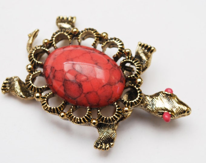 Turtle Brooch - Signed Gerrys - Coral pink Cabochon - Yellow gold - Figurine pin