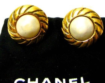 CHANEL, earrings in gold metal and half glazed Pearl vintage