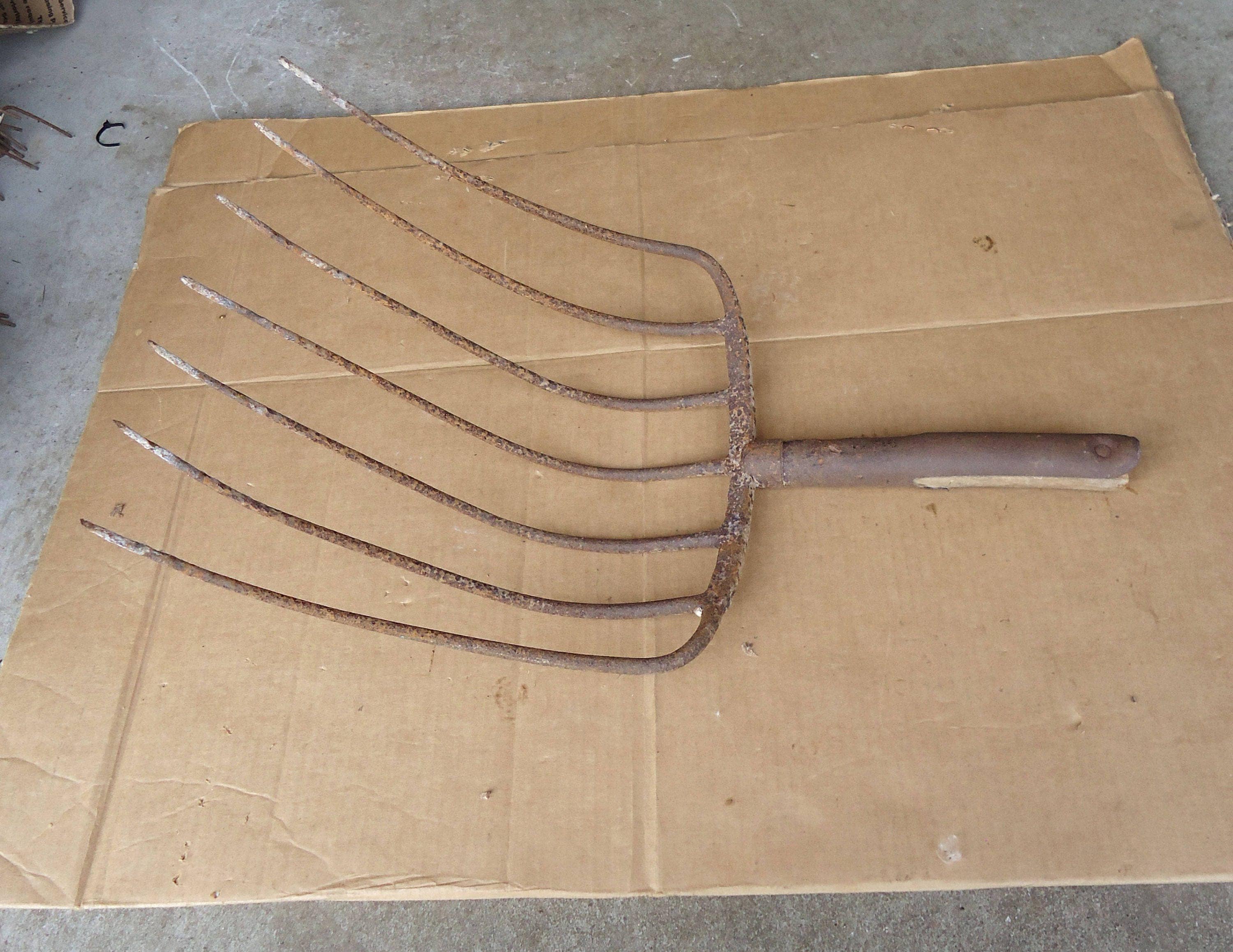 antique pitch fork head with tinesgarden hay manure Primitive