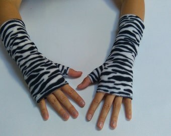 Black and gray jersey mitt.