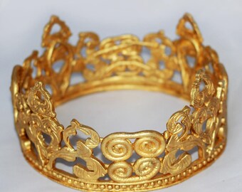 Edible golden crown cake topper. Can also be silver or any other color.