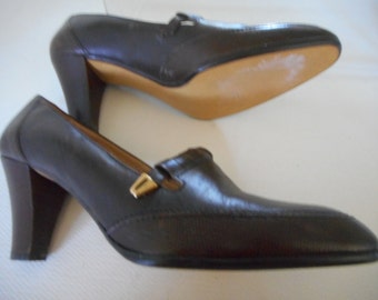 Vintage Miramonte Brand Women's Solid Brown Italian Leather Shoes 3 Inch Stacked heels Gold Tone Buckle Made In Italy size 9 N Narrow 9 AA