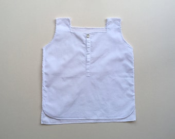 White baby top with a scallop trim - 6/12m