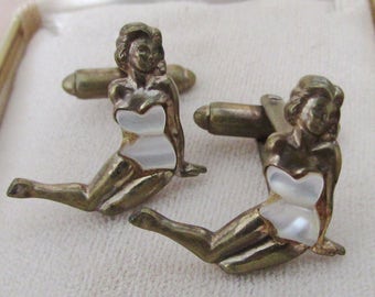 1 paire de boutons de manchettes pin up métal doré/ nacre de perle /vintage pair of gold plated/mother of pearl pin up cufflink