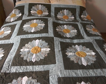 Dresden plate,Patchwork quilt, Green quilt, Shabby chic, hand quilted, double bed, hand embroidered