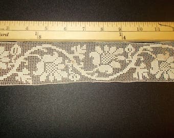 AL001 Antique Lace Filet Crochet Beige 2 1/2 inch
