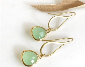 Bridesmaids Earrings in Mint and Gold. Dangle Earrings. Drop Earrings. Bridesmaid Earrings. Drop Earrings. Gift. Wedding Jewelry.