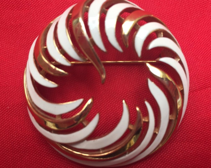 Crown Trifari Brooch - White Enamel gold - Mid century - Wreath Round pin