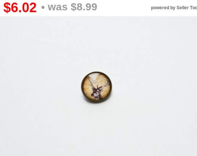 IN THE FOREST Round brooch brass and glass with animal deer in retro and vintage style