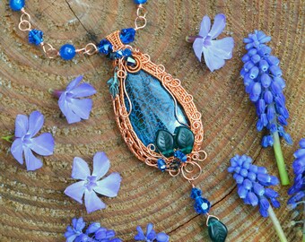 Collier Long Gris Avec Pendentif Fil De Fer Et Pierre Acrylique à Reflets – Style Naturel Et Fait Main