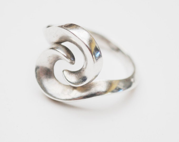 Sterling ring - Twisted Swirl Silver - Modern -size 6 - Modernistic