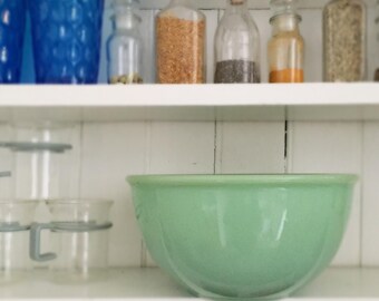 Jadeite Mixing Bowl • Fire King • 2.5qt