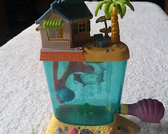 1996 Polly Pocket Dolphin Island Aquarium Complete with Dolls and all parts. Scuba girl missing hand. Bluebird Toys.