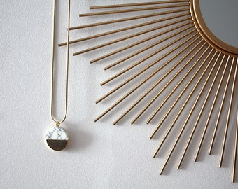 Collier géométrique doré | Bijou rond effet marbre blanc | Chic et Tendance | Idée cadeau à offrir | Pour elle pour tous les jours
