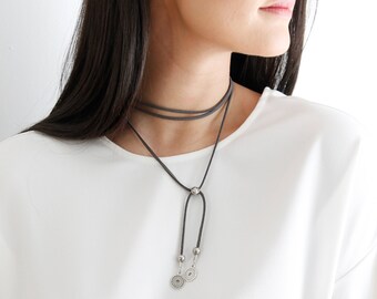 Collier de style choker avec bille et pendentifs de métal travaillé (0 à 2 tours)