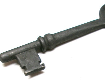 Skeleton key in gun metal gray, for altered art or jewelry. 3".