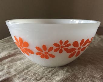 Fabulous Vintage Pyrex " DAISY CHAIN" pattern in orange. My vintage home / Vintage decor