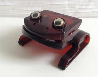 Vintage Brown Plastic Frog Clip Holder. Made in Hong Kong. Googly Eyes. Groovy 70's Plastic desk organizer. Panton era. Mid century.