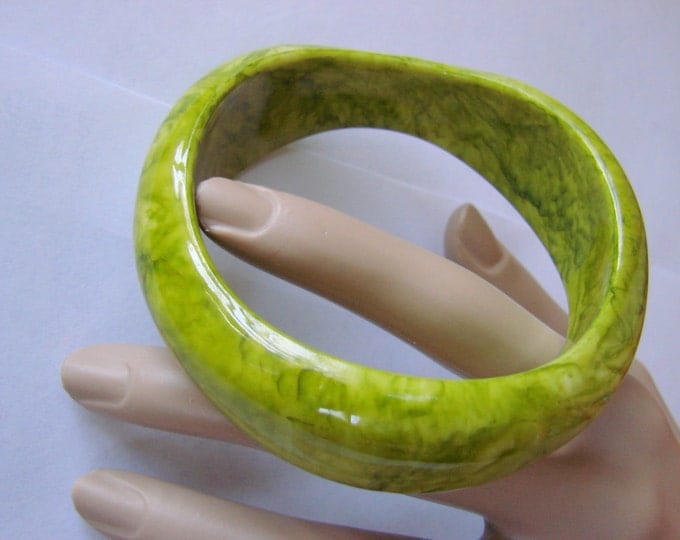 Chunky Vintage Lucite Marbled Lime & Forest Green Wave Bangle Bracelet Jewelry Jewellery