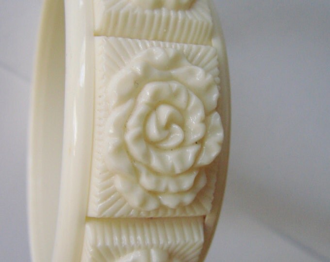 Vintage Molded Early Plastic Ivory White Celluloid Bangle Bracelet Jewelry Jewellery