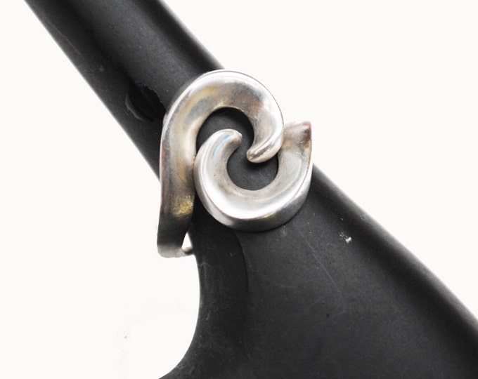 Sterling ring - Twisted Swirl Silver - Modern -size 6 - Modernistic