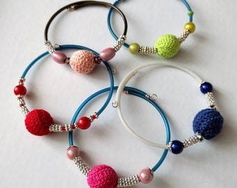 Bracciale rigido uncinetto e perle