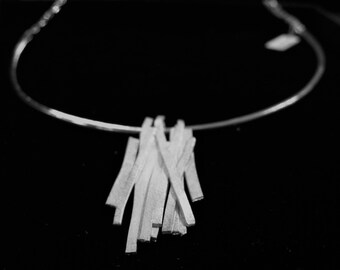 1Q7 - Collier fetiche ras du coup pendentif batons fondus