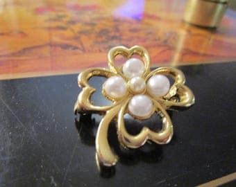 vintage goldtone brooch with 5 faux pearls in good condition 1.25"across