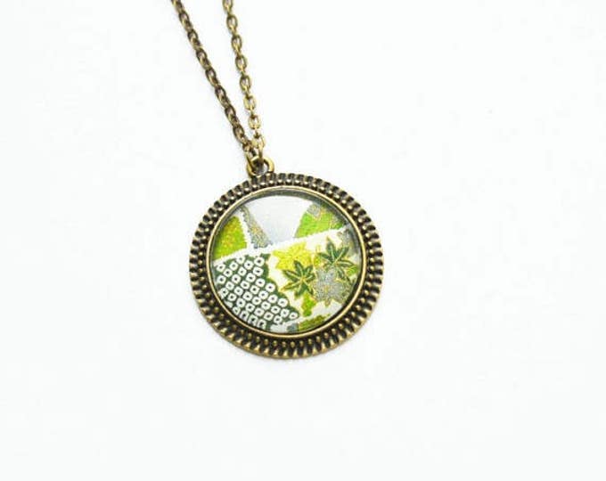 FLORAL MOTIFS Round pendant metal brass with flowers under glass