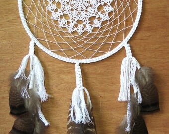 Handmade Crochet Dreamcatcher with natural feathers - Attrape rêve crochet fait main avec plumes naturelles