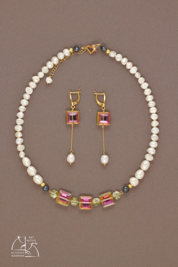 Pearl's dream. Luxury jewelry set, pearl necklace, long earrings, must have bracelet. Swarovski crystals. Gift for her