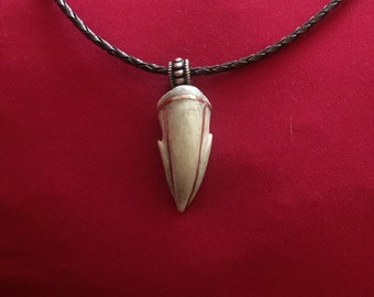 The beautiful suspension of the ostrich claw decorated by copper with a hole for the aromatic oil you like.
