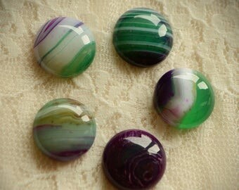 Violet et vert teint agate ronde cabochon. De petite taille, cmm 1,5. L’artisanat, fabrication de bijoux. Macramé, Pierre de réglage, en argent.