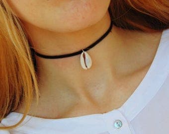 Cowrie Shell Choker, Cowrie Sea Shell Necklace, Black Suede Choker, Summer Beach Choker, Festival Necklace, Tribal Jewelry, Layering Choker