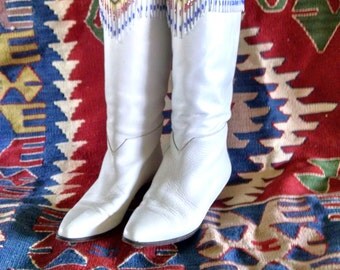 Vintage 1980s Vero Cuoio white leather boots size 7 m with bead work details and bead work fringe - made in Italy. Rodeo wear; western wear