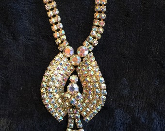 Stunning Vintage Aurora Borealis Necklace- Gold Tone.
